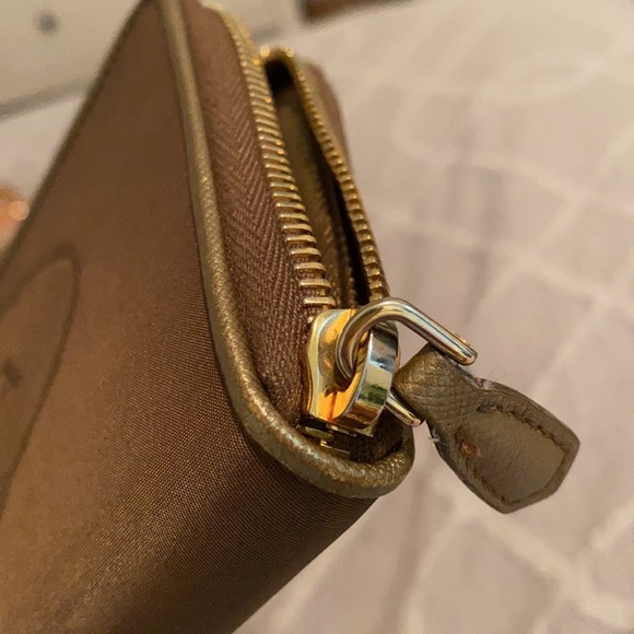 Authentic Prada zippy wallet - Picture 3 of 4